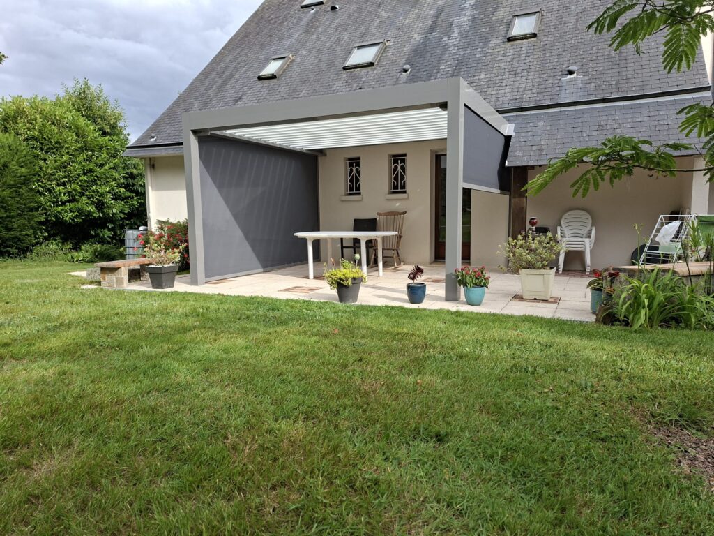 Pergola Bioclimatique Aluminium Grise Marquise Stores Fermees Liffre - Belles Baies Solabaie