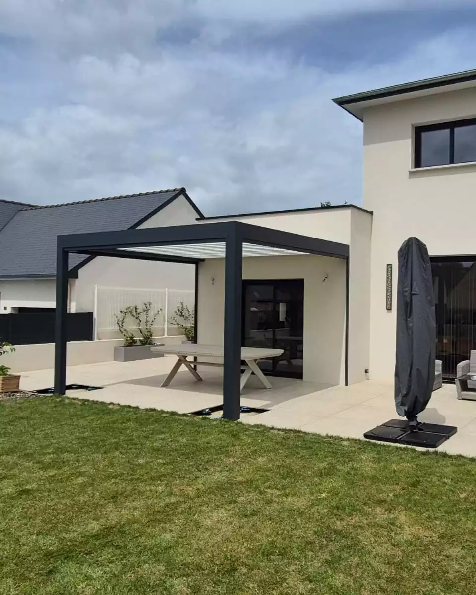 Pergola bioclimatique avec éclairage LED posée à Bourg des Comptes par Belles Baies