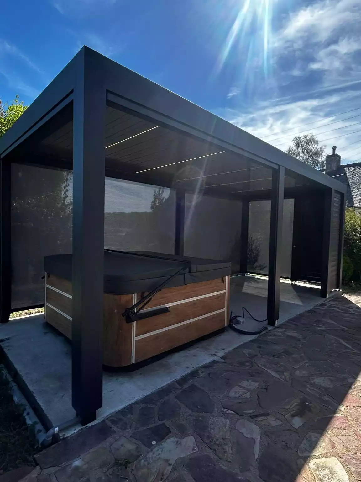 Pergola bioclimatique autoportée posée à Pampont par Belles Baies